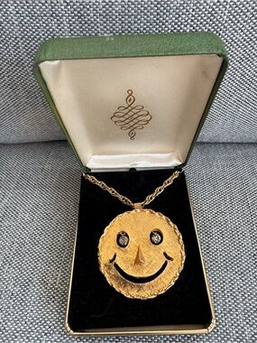 vintage 70 gold-tone smiley face pendant pin necklace with clear rhinestone eyes